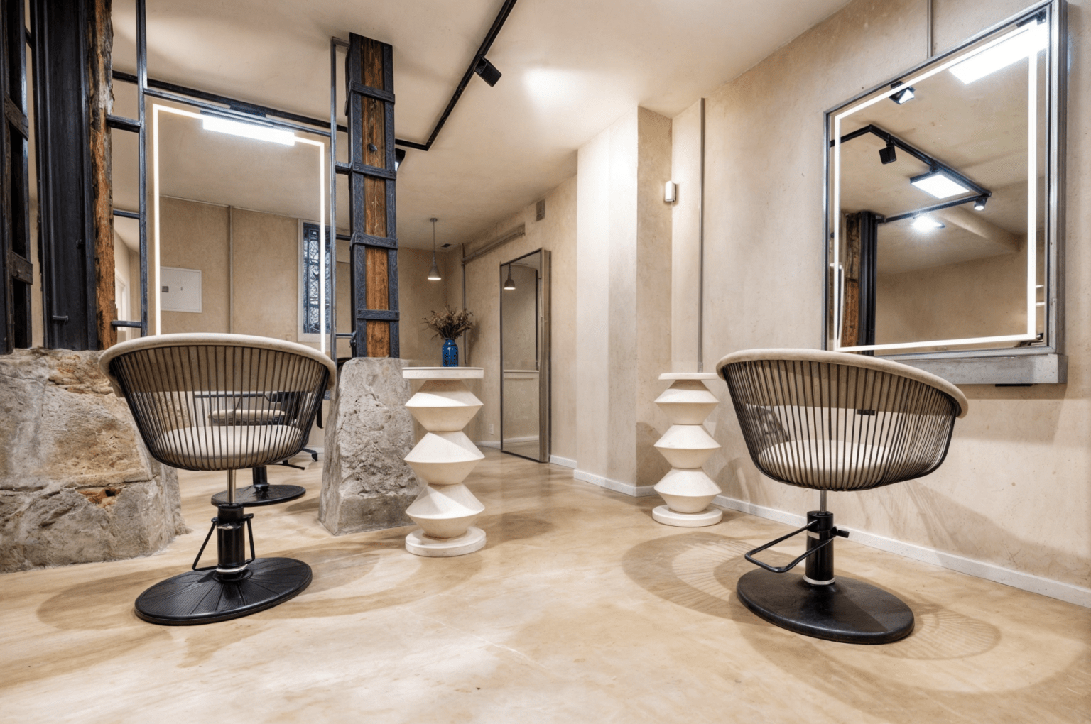 Interior de ATICA Salón con puestos de trabajo y luz natural