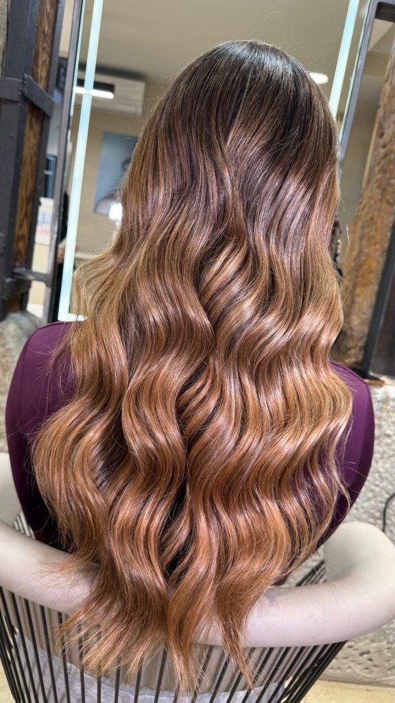 Balayage cobrizo con ondas en melena larga