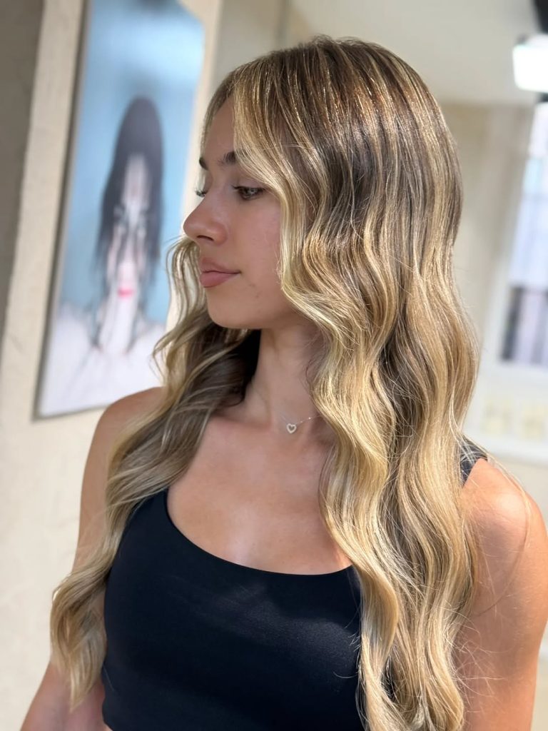 Balayage rubio con ondas en melena larga