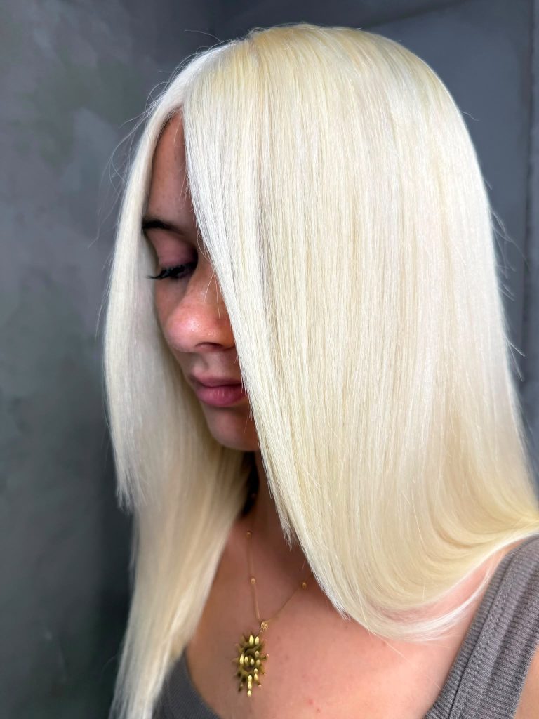 Melena bob lisa en rubio platino