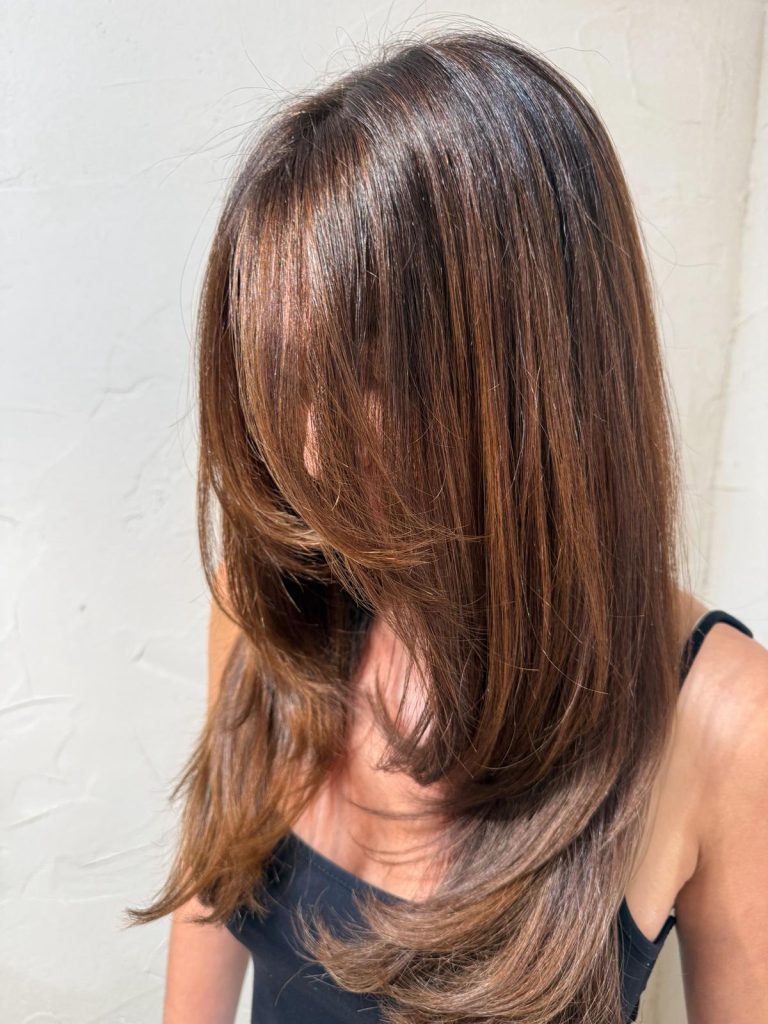 Color castaño con reflejos cobrizos y brillo, peluquería en Malasaña ATICA Salón