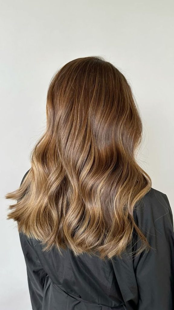 Bronde dorado en media melena, colores de pelo otoño invierno 2026
