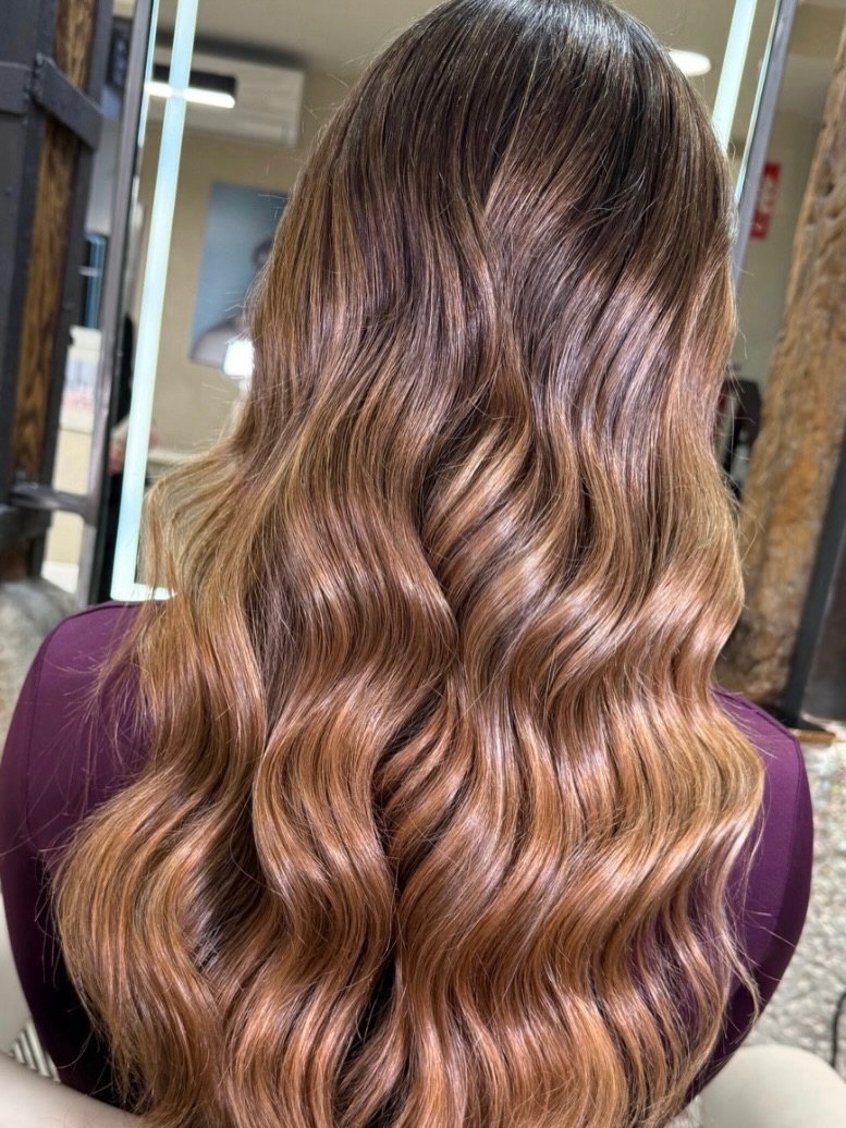 Balayage cobrizo con ondas