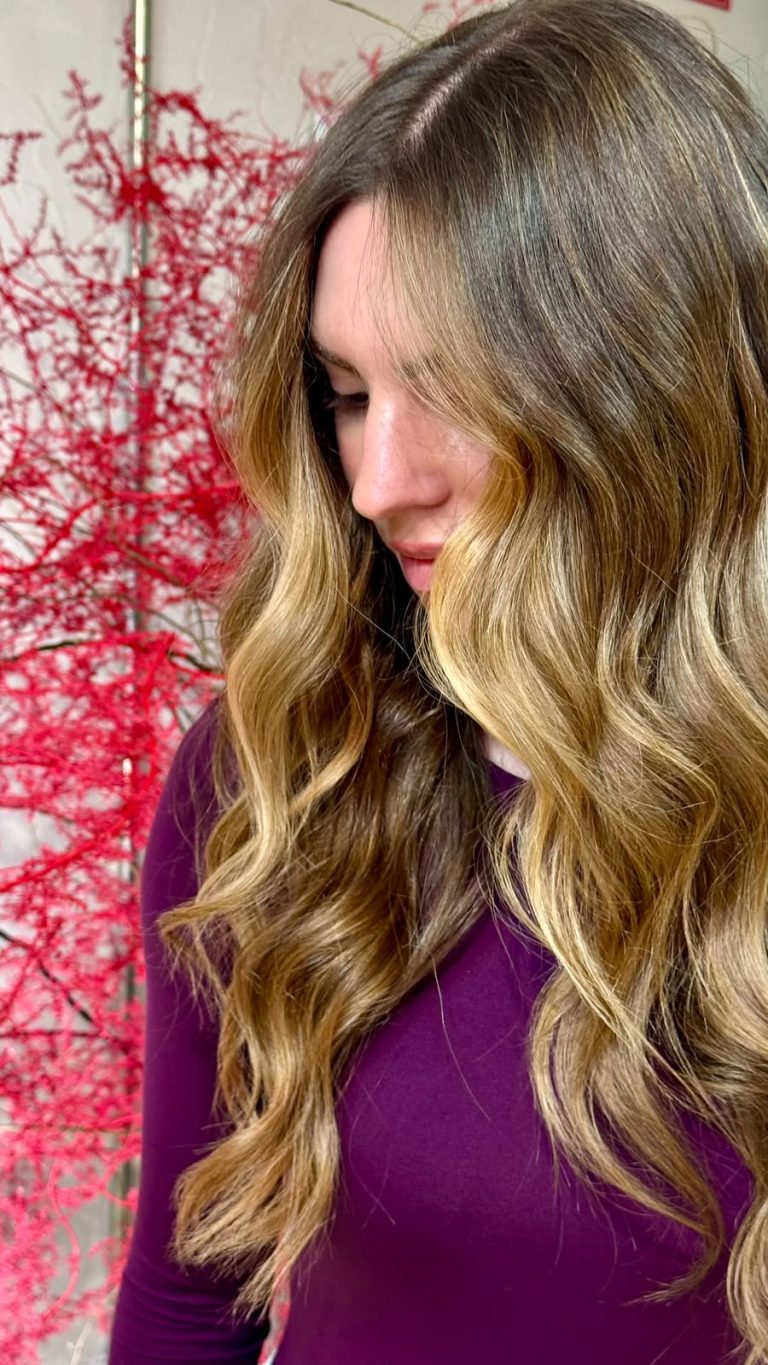 Balayage dorado con ondas, resultado real en ATICA Salón, peluquería en Malasaña