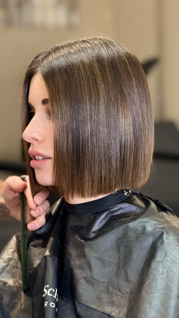 Corte bob liso con brillo y reflejos, peluquería ATICA Salón Malasaña