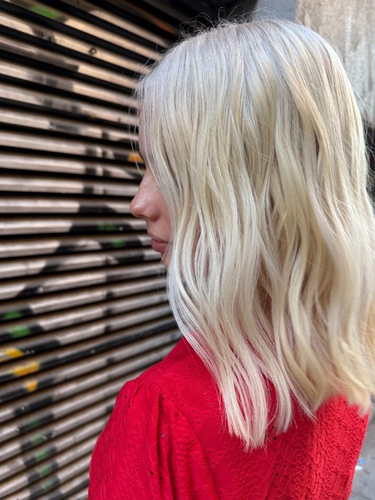 Rubio platino con ondas tras decoloración profesional en ATICA Salón, Malasaña