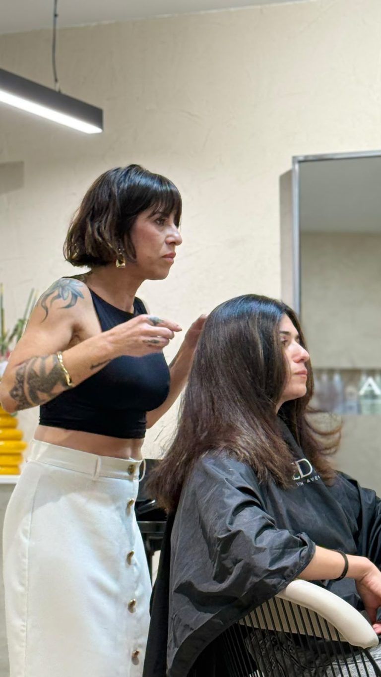 Isa Otón en el asesoramiento de color con una clienta