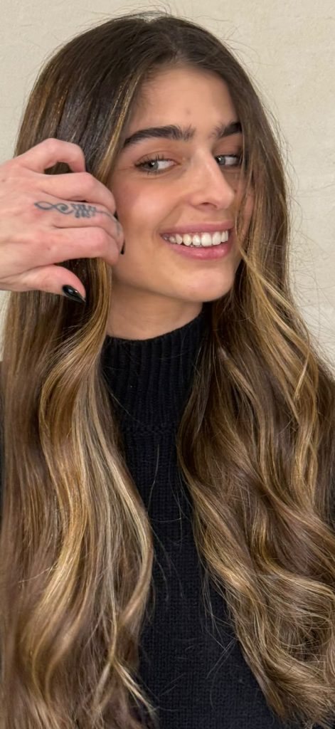 Bronde caramelo en melena morena larga, ATICA Salón Malasaña