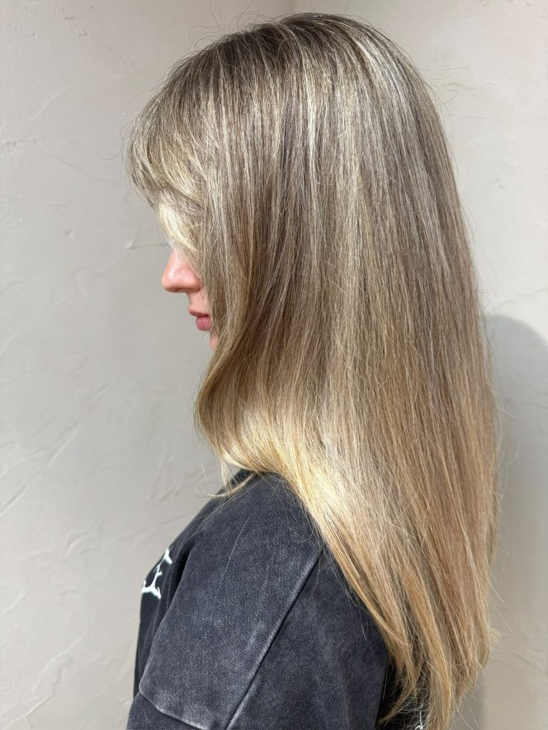 Mechas rubias con flequillo cortina, peluquería en Malasaña