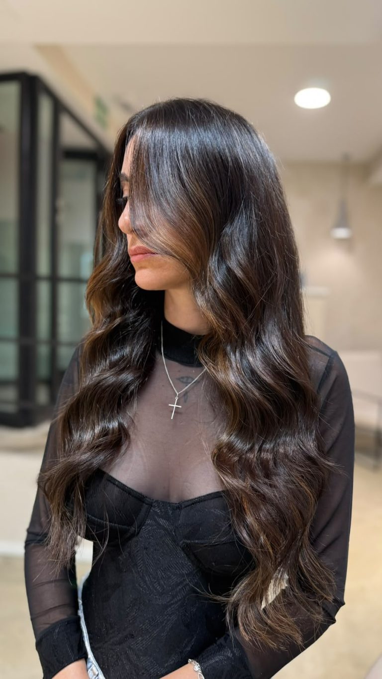 Colores de pelo otoño invierno 2026: morena chocolate con brillo en ATICA Salón