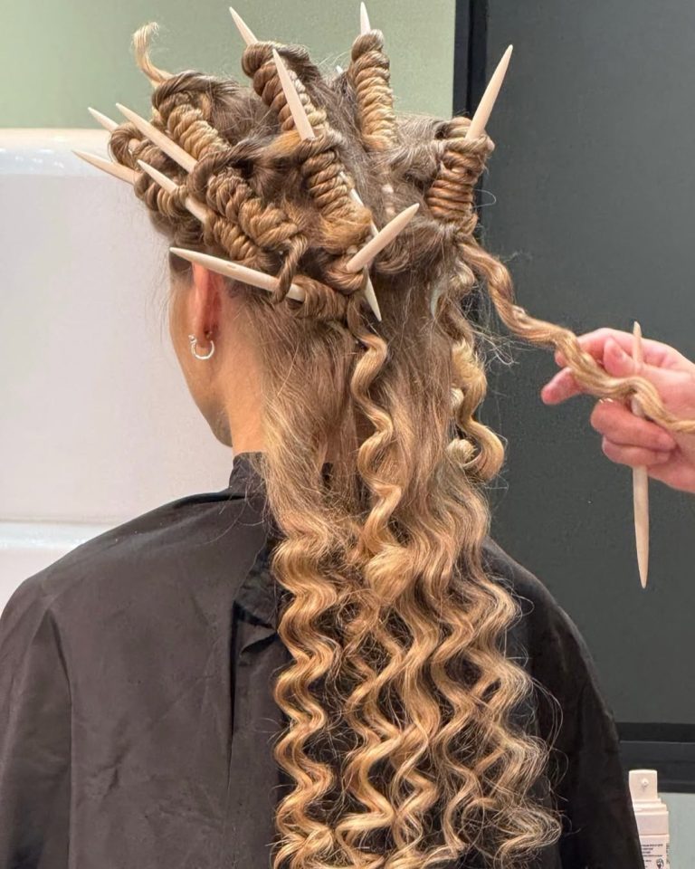 Recogido con trenzas y ondas para evento, peinados en ATICA Salón Malasaña